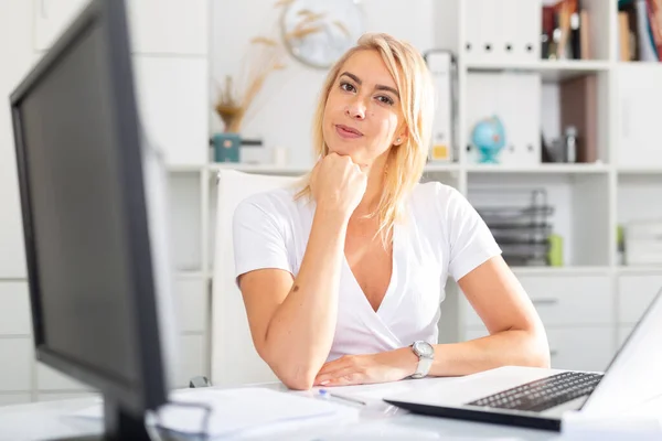 Succesvolle zakenvrouw met laptop op de werkplek — Stockfoto