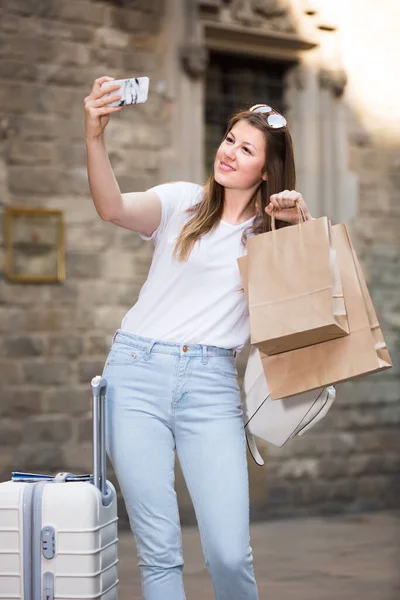 Positieve vrouwelijke toeristische maken selfie — Stockfoto