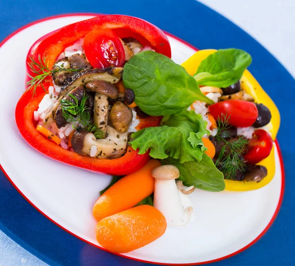 Paprika gefüllt mit Pilzen, Reis, Kräutern und Gemüse — Stockfoto