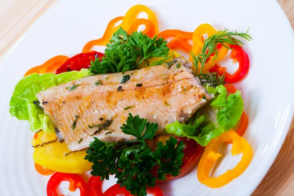 Image of fried trout fillets served with peppers and greens served — Stock Photo, Image