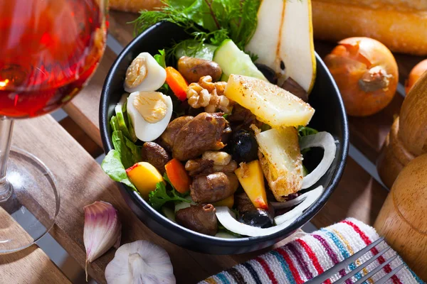 Salad from chicken hearts with peach, pear, quail eggs and grilled cheese — Stock Photo, Image