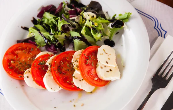 Ensalada Caprese con tomates frescos, queso mozzarella y hierba basílica, plato de cocina italiana —  Fotos de Stock