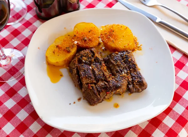 Boeuf rôti à la sauce chimichurri aux pommes de terre al Caliu — Photo