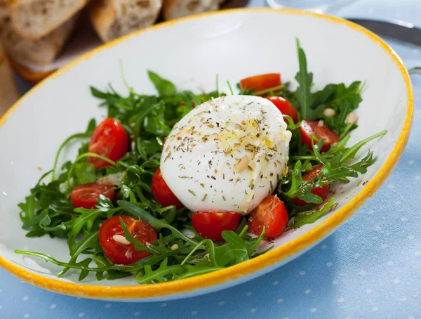 Salad with burrata italian cheese, cherry tomatoes and arugula green leaf — Stock Photo, Image