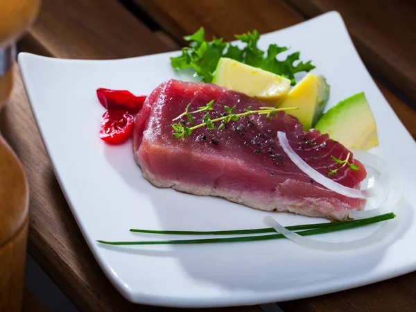 Filetes de atún con aguacate, verduras —  Fotos de Stock