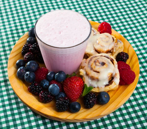 Cinnabons con batido de bayas — Foto de Stock