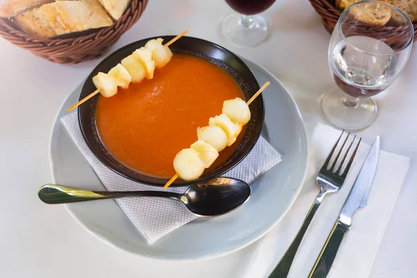 İspanyol domates çorbası, karpuz dilimleri ve şişler. — Stok fotoğraf