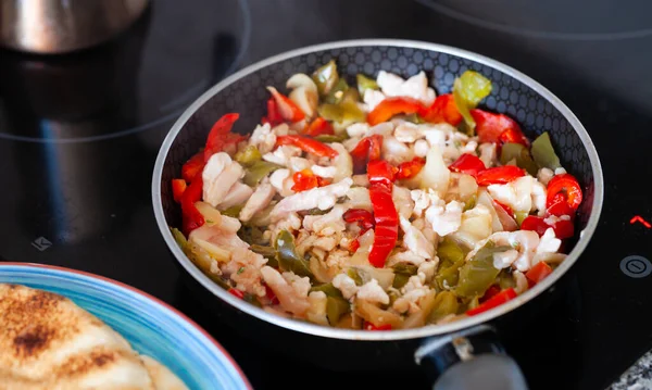 Skivad kyckling med grönsaker på stekpanna — Stockfoto