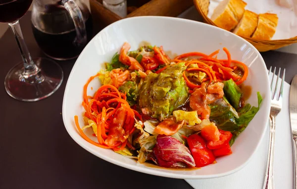 Ensalada sabrosa con salmón, guacamole y verduras frescas — Foto de Stock