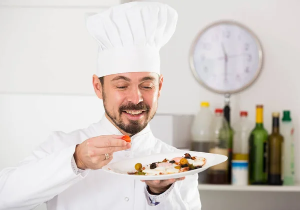 Male cook preparing food — Stock Photo, Image