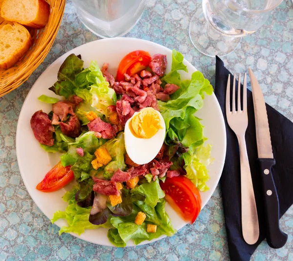 Deliciosamente salada de alface, linguiça, tomate e ovo cozido — Fotografia de Stock