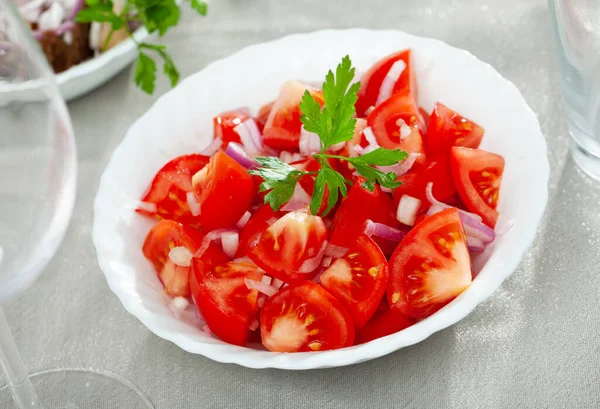 Vegetarischer Salat mit Tomaten, Zwiebeln, Gemüse und Olivenöl — Stockfoto