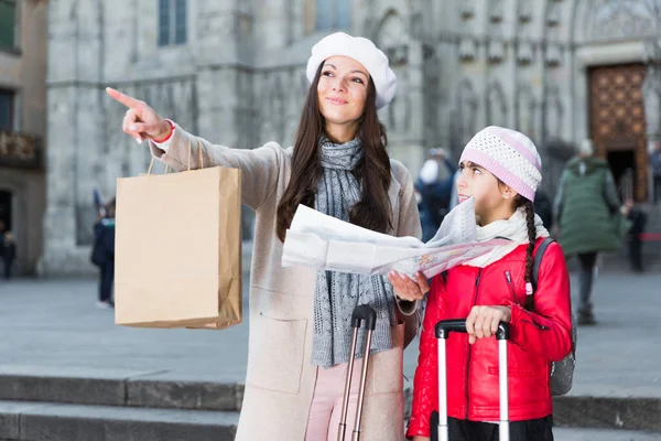 Adult female and daughter with map — Stock Photo, Image