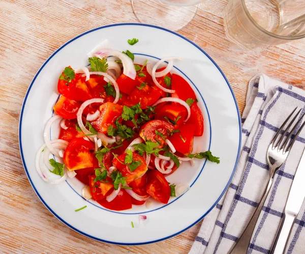 Salada fresca com tomate e cebola picada — Fotografia de Stock