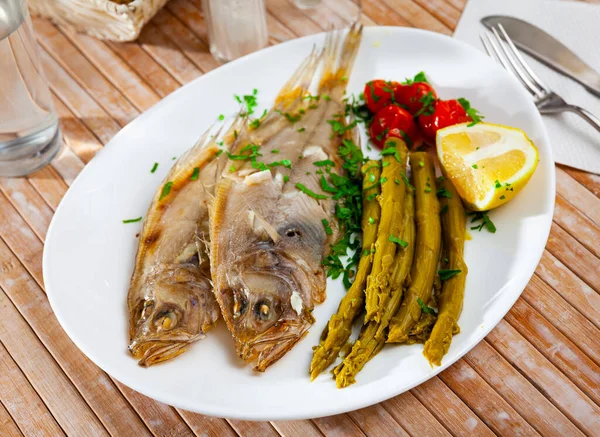 Fried roosterfish with asparagus, tomatoes and lemon — Stock Photo, Image