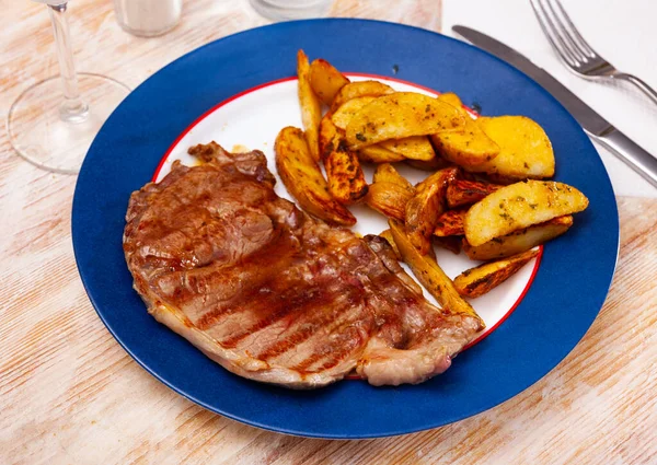 Agneau grillé aux pommes de terre cuites au four, dîner fait maison — Photo