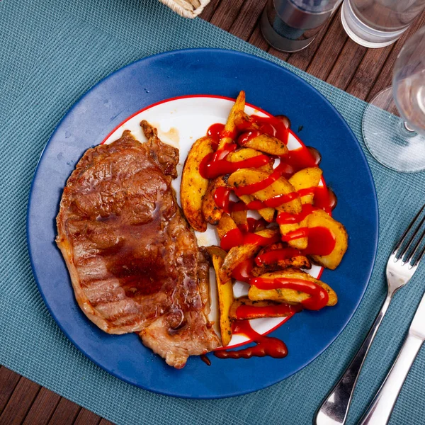 Antipasto di manzo entrecote con patate al forno — Foto Stock