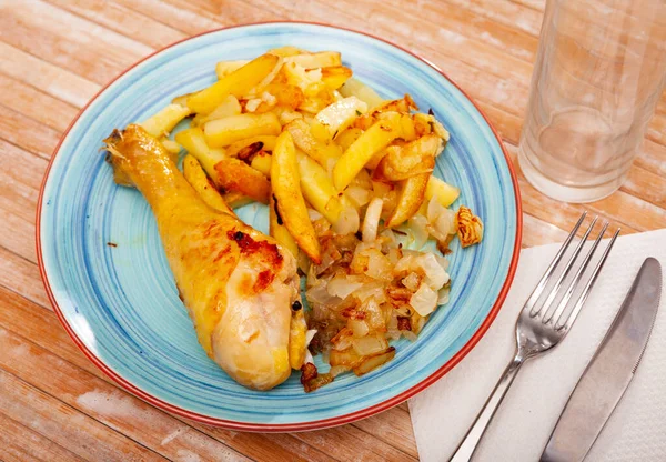 Patas de pollo con papas fritas y cebolla — Foto de Stock