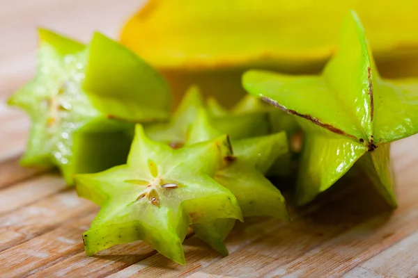 Snijd vers sappig kanonfruit op houten ondergrond — Stockfoto