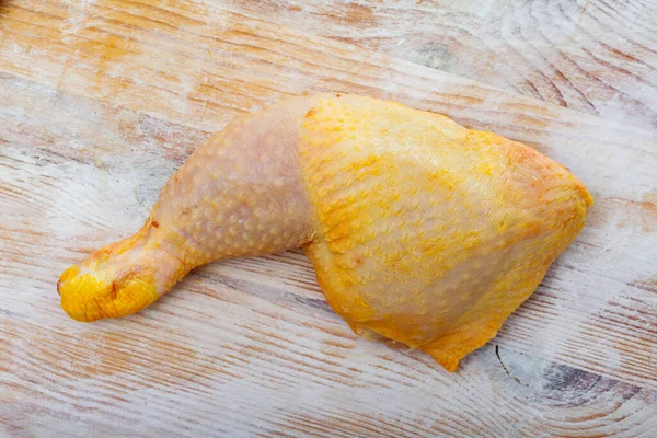 Nahaufnahme roher Hühnerkeulen mit Knoblauch — Stockfoto