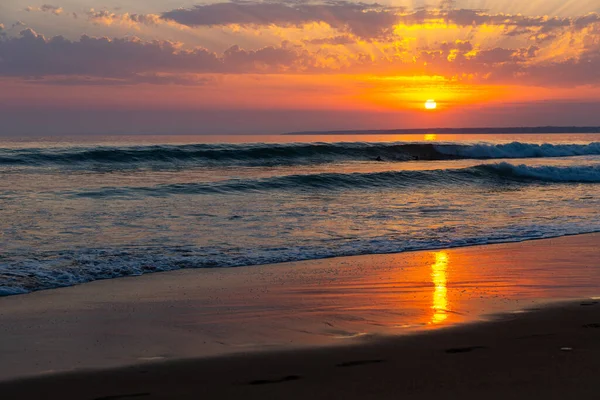 Paisagem oceânica com céu nublado ao pôr do sol — Fotografia de Stock