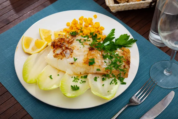 Gefrituurde schommelfilet met maïs, citroen en groente — Stockfoto