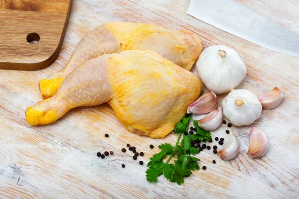 Raw chicken legs with garlic and parsley — Stock Photo, Image