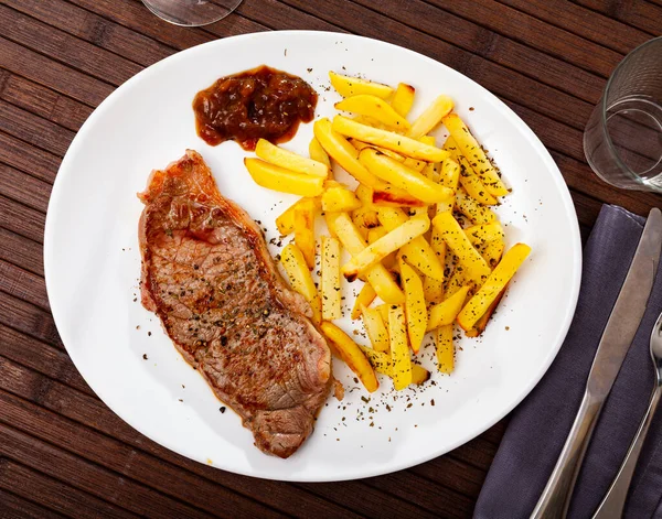 Grilled lamb with french fries, homemade dinner — Stock Photo, Image