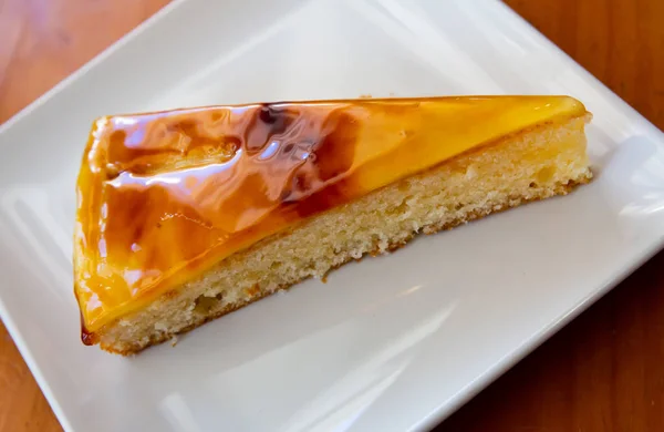 Tarte sucrée à la crème catalane avec croûte de caramel — Photo