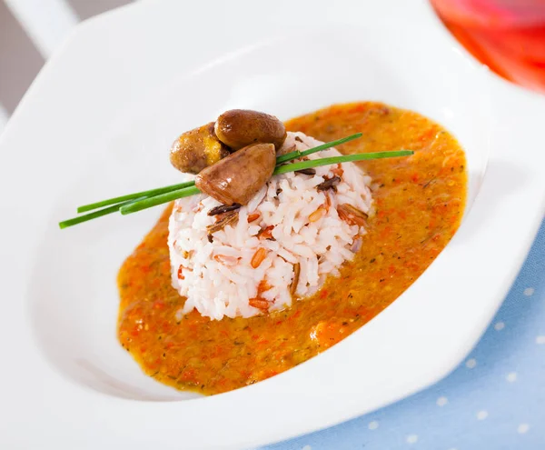 Corazón de pollo en una isla de arroz en un mar de salsa de tomate y crema caliente — Foto de Stock