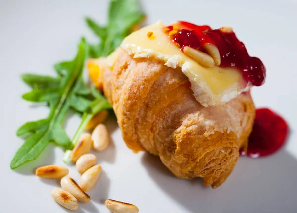 Mini croissant s camembert — Stock fotografie