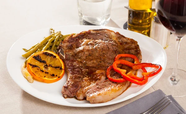 Entrecote with asparagus and orange — Stock Photo, Image