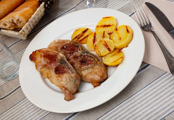 Geserveerd gerecht met gebakken varkensvlees, kruiden en aardappelen — Stockfoto