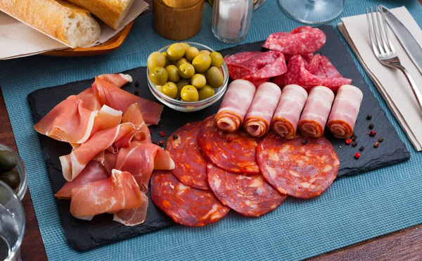 Spaanse vlees antipasto schotel — Stockfoto