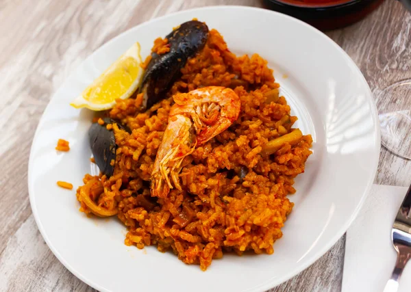 Seafood paella with lemon — Stock Photo, Image