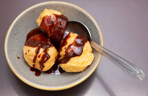 Choux pastry balls with chocolate sauce — Stock Photo, Image