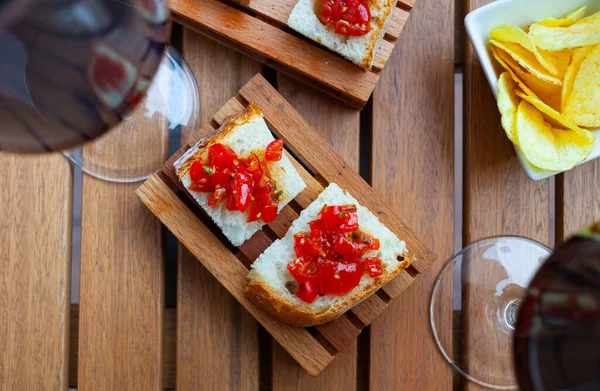 Olasz stílusú grillezett kenyér piros édes paprikával — Stock Fotó