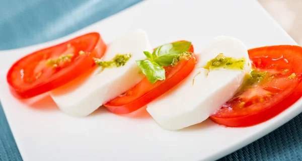 Fresh italian caprese salad — Stock Photo, Image