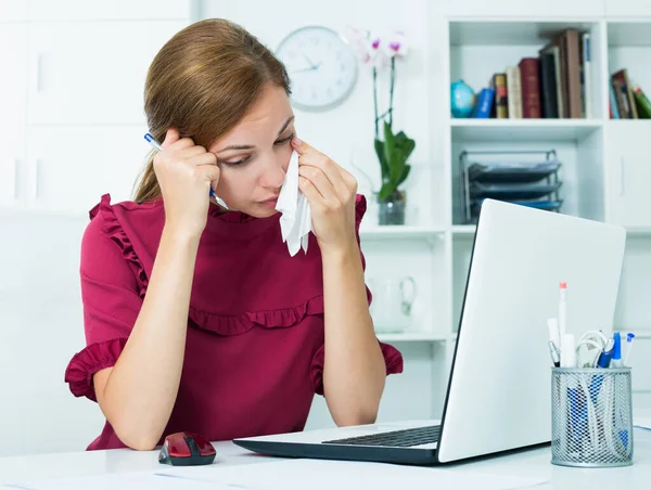 Sorglig kvinna gråter i ämbetet — Stockfoto