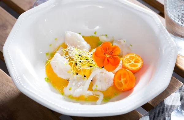 Deniz ürünleri - avokado soslu morina ceviche — Stok fotoğraf
