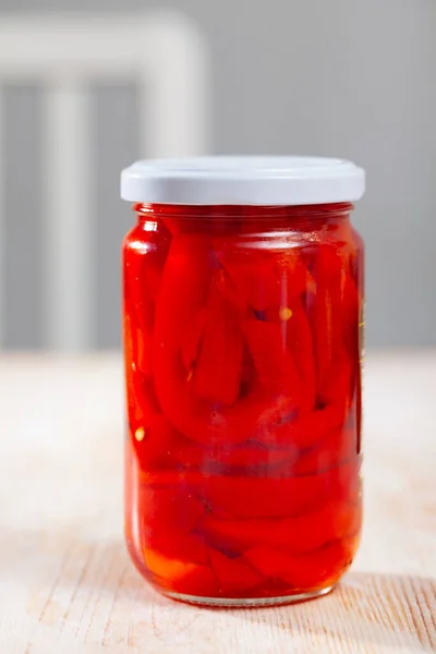 Vaso di vetro con peperone rosso sottaceto — Foto Stock