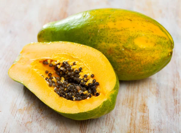 Fruta de mamão em mesa de madeira — Fotografia de Stock