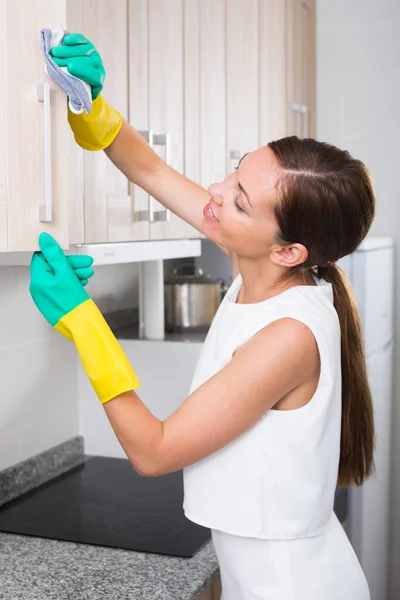 Vrouw schoonmaken keuken — Stockfoto