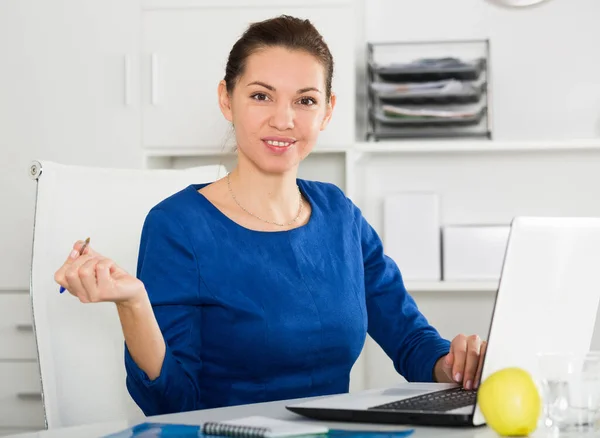 Frau arbeitet produktiv — Stockfoto