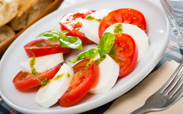 Salade légère au jeune fromage — Photo