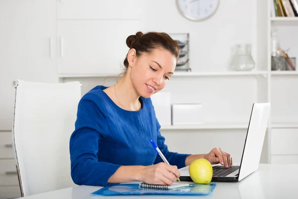 Woman working productively — Stock Photo, Image