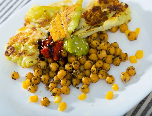 Cavolo in pastella con ceci e salse — Foto Stock