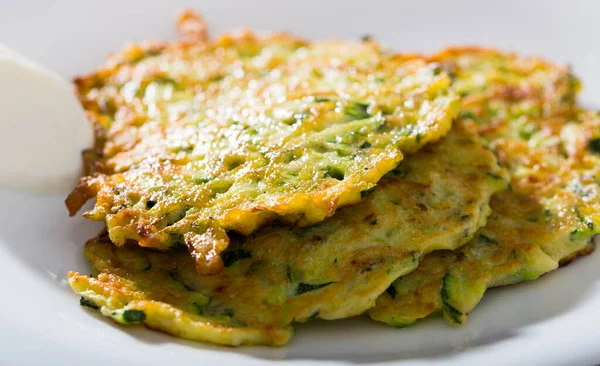 I pancake da zucchine sono il piatto vegeterian saporito — Foto Stock