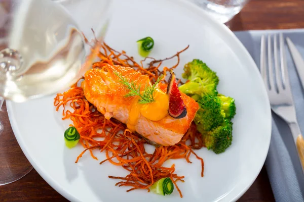 Fried salmon with smoked julienne carrot, broccoli, cucumber, figs — Stock Photo, Image