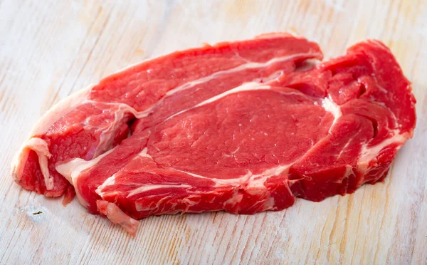 Rohes Kalbssteak — Stockfoto